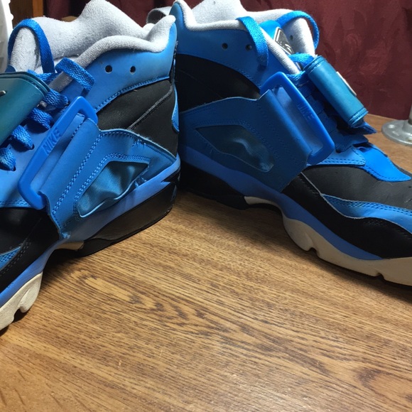Size 13 (men’s) Nike shoes -diamond turf - Picture 4 of 4
